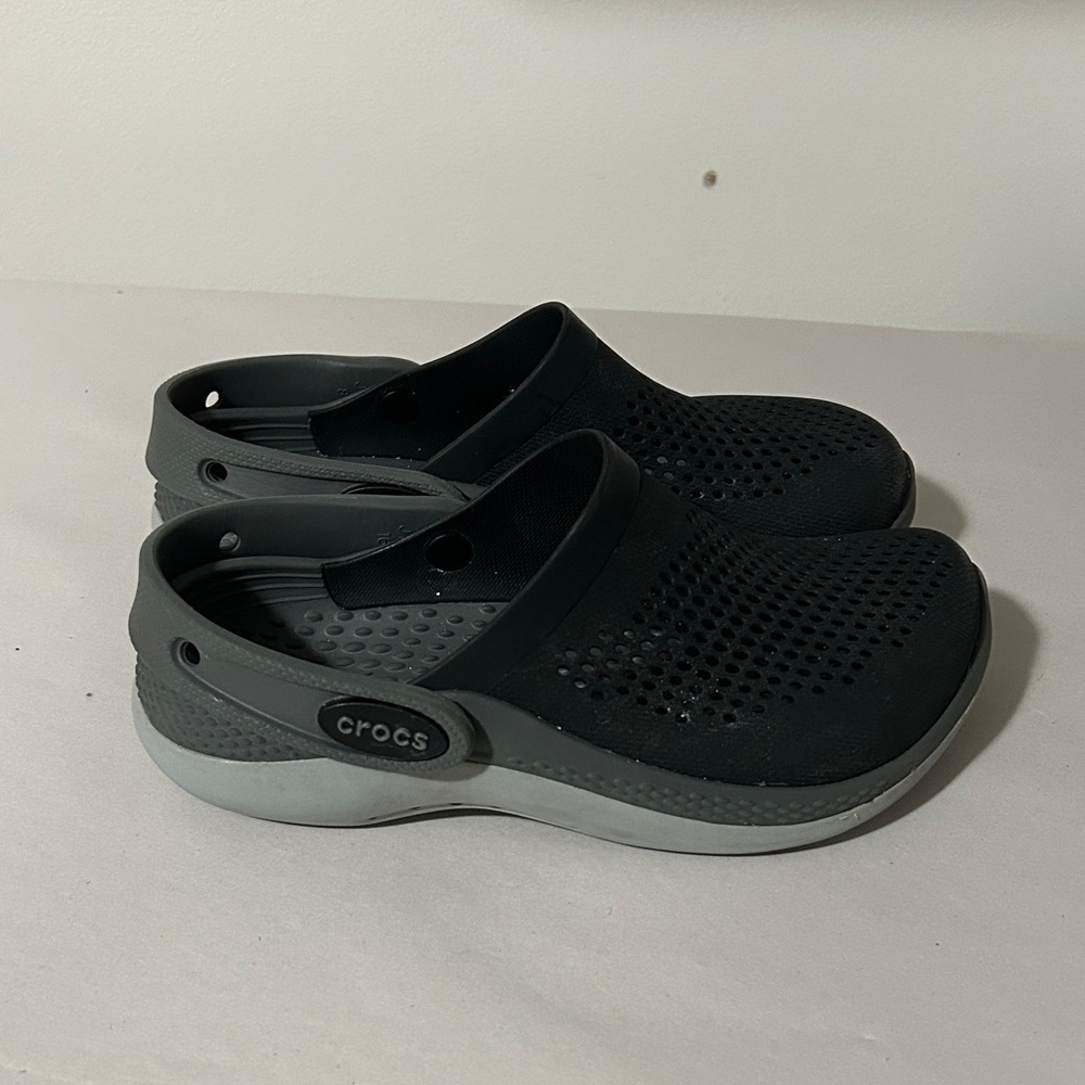 Kids LiteRide Crocs Black and Gray Clogs‎ - Picture 2 of 6